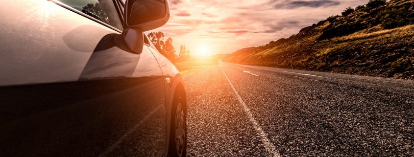 coche autonomo hacia el horizonte