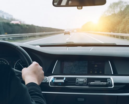 conductor atento a la carretera